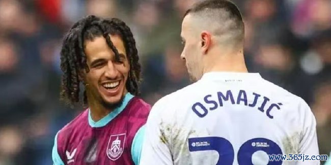 奥斯马伊奇（右）因种族脑怒被禁赛9场